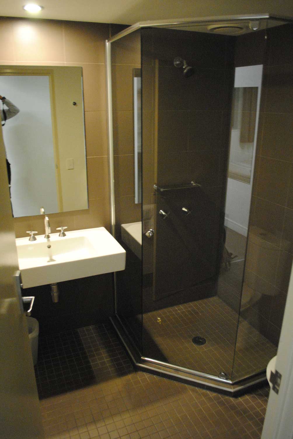 Sydney Harbour YHA Double Room bathroom
