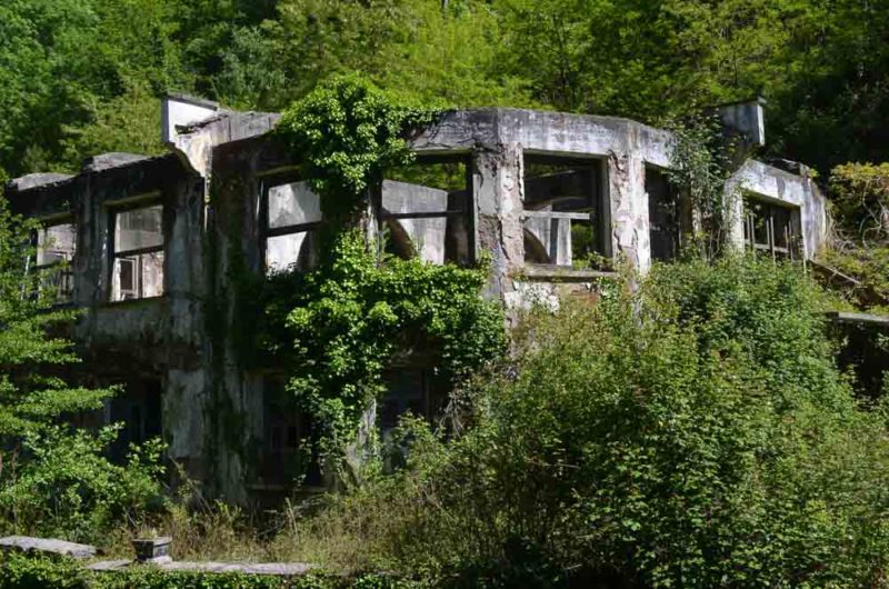 Abandoned building along the Camino del Norte