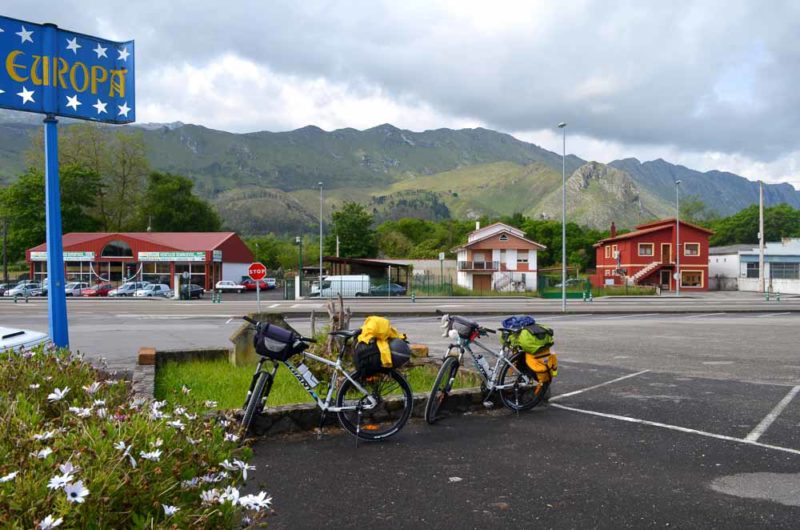 Coffee stop cycling along the Camino del Norte