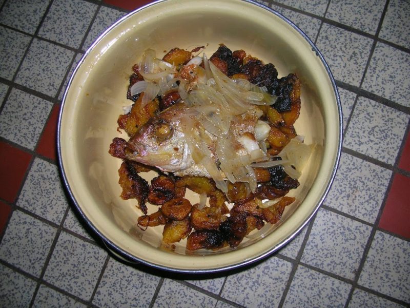 a typical Malian meal of fish head on fried plantains